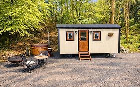 Shepherds Hut With Hot Tub In The Heart Of Snowdonia